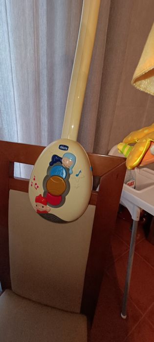 Mobile da marca Chicco para berço de bebê.