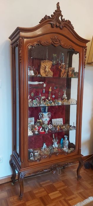 Vitrine antiga em madeira com capitoné