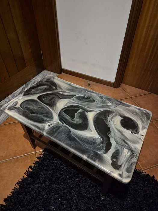 Mesa em lacado para uso diverso