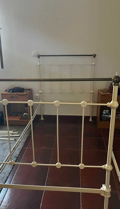 Cama de ferro fundido antiga completa (colchão incluindo "praticamente novo")