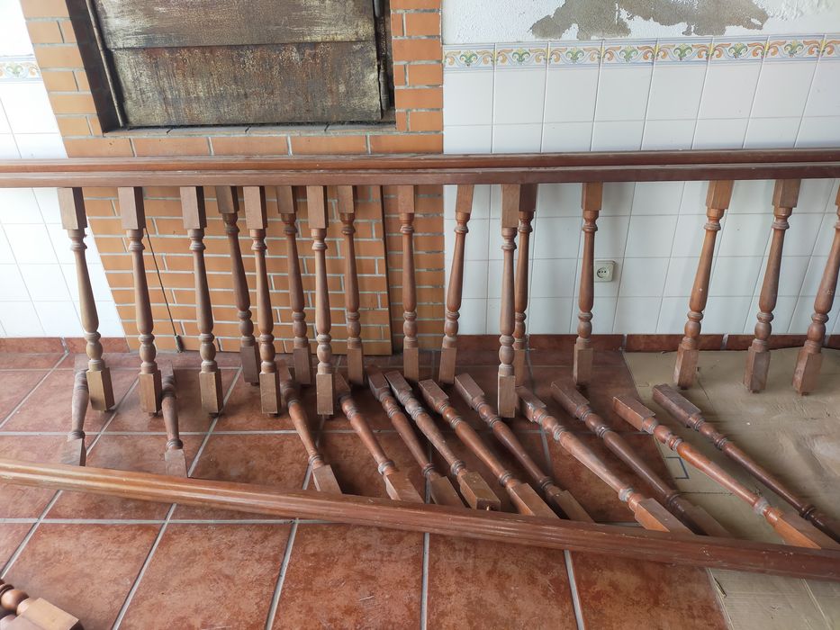 Corrimão madeira mogno