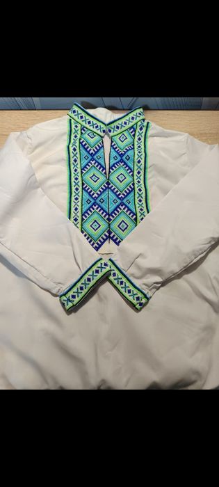Продам вишиванку на хлопчика5-6р
