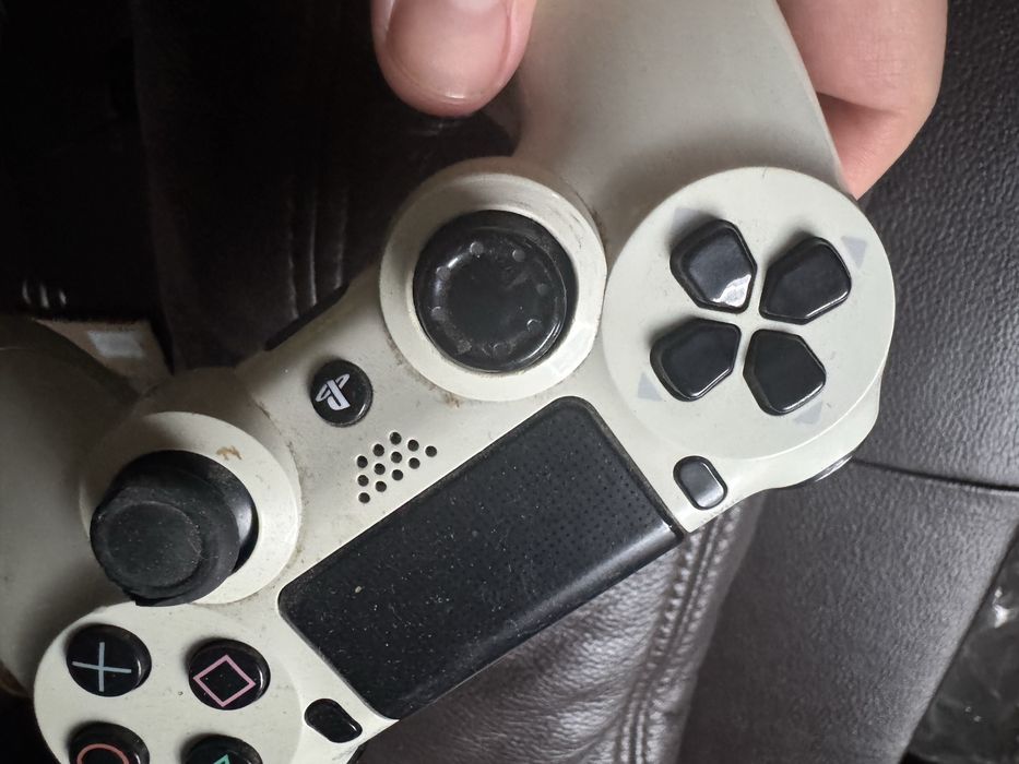Biały pad do ps4