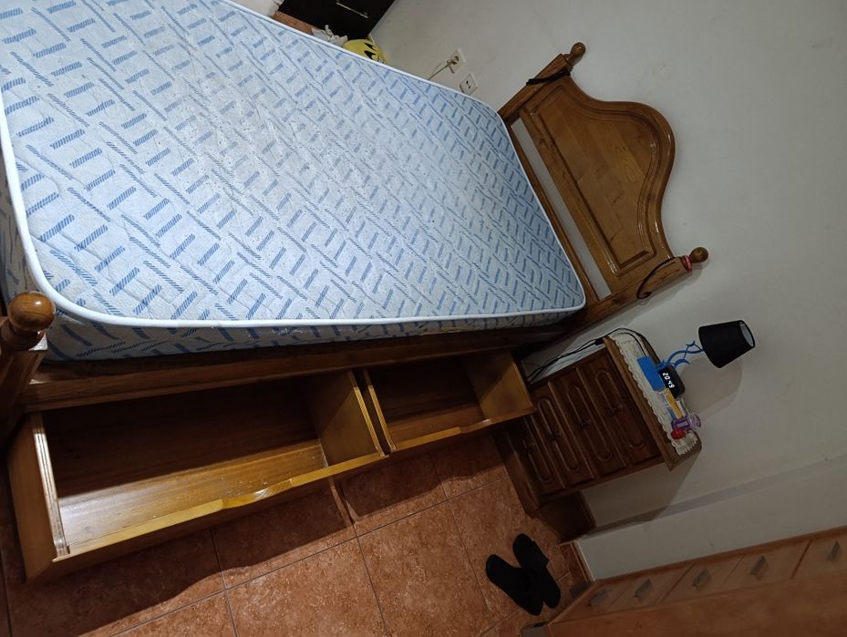 Cama de solteiro com mesinha de cabeceira