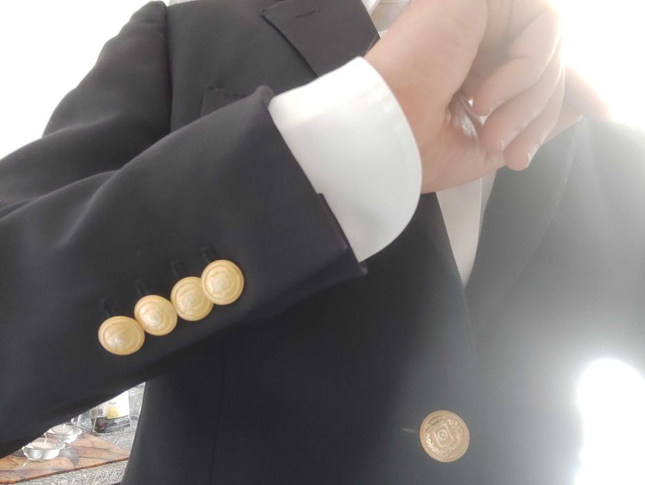 Blazer azul escuro com botões dourados da loja oficina Mustra. Luxo