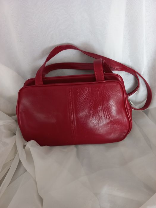 Carteira vermelha com alça e bolsa lateral