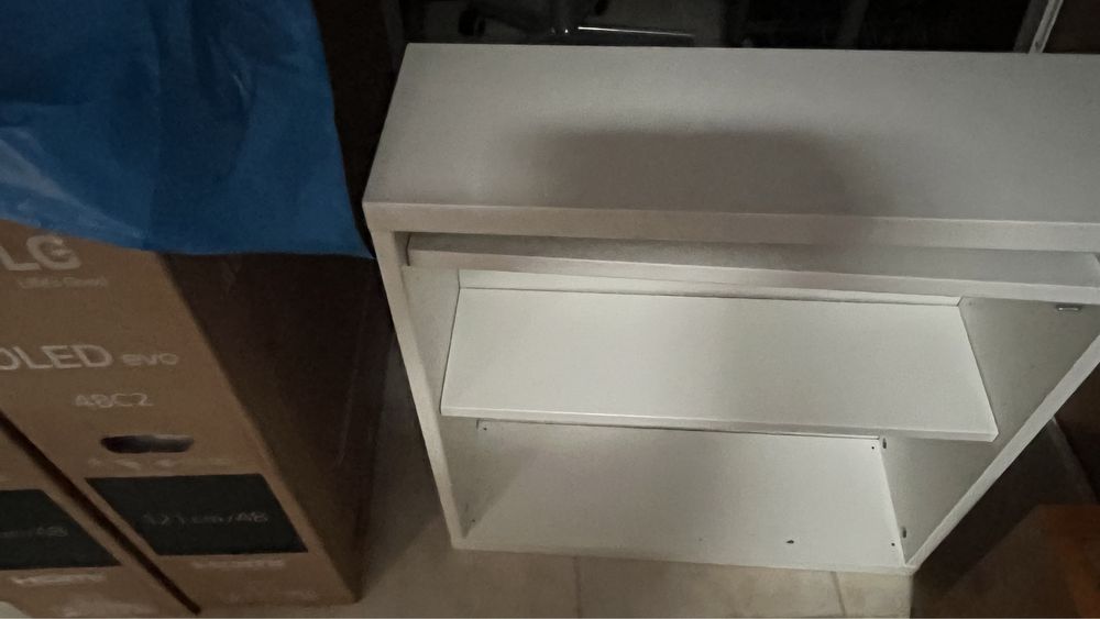 Armário branco de parede