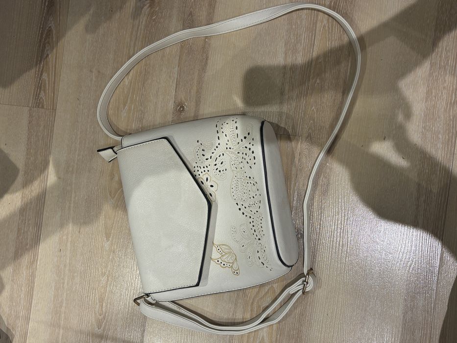 Biała skórzana torebka z paskiem