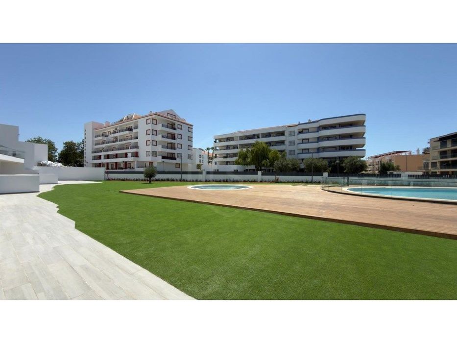 Apartamentos T2 em exclusivo condomínio com piscina perto da praia ...