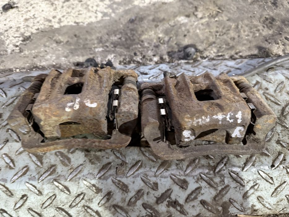 Супорт суппорт задній Hyundai Santa Fe 02-06