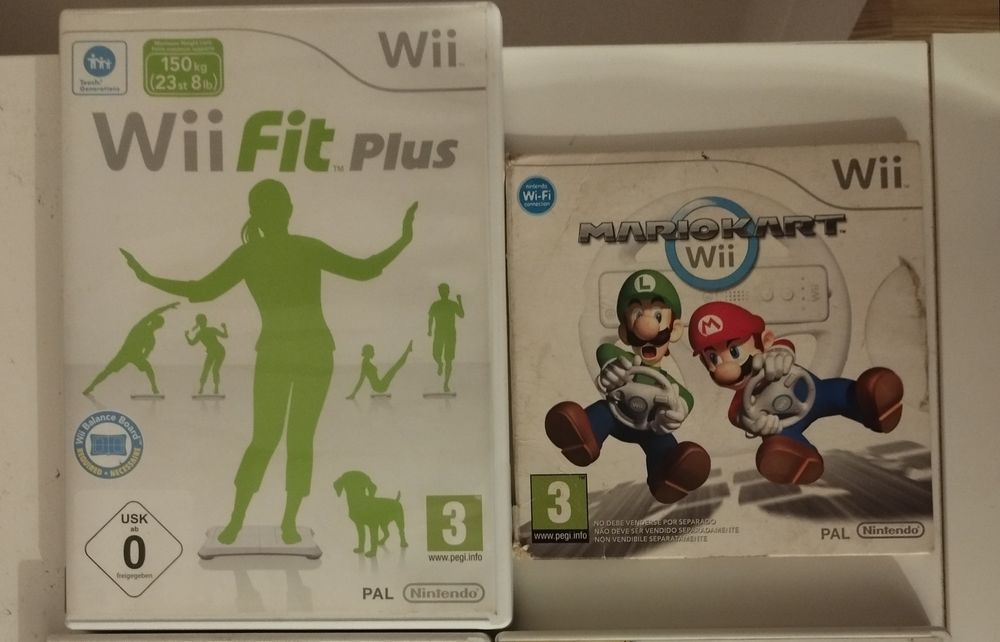 Nintendo Wii com comando acessórios, balança e 3 jogos