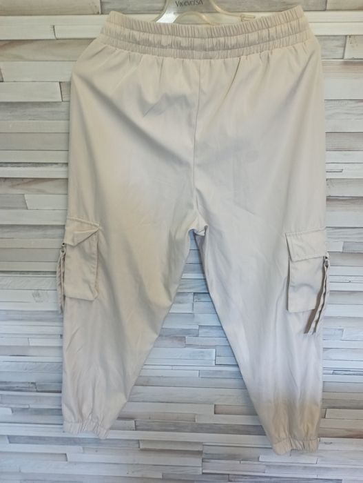 Spodnie damskie beżowe śliski materiał