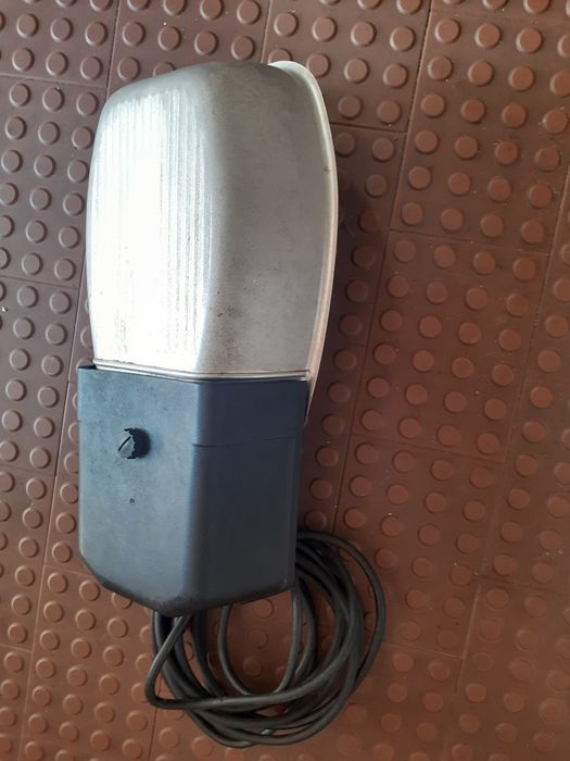 Projetor em alumínio com aplicação em tubo ou tripé, em bom estado.