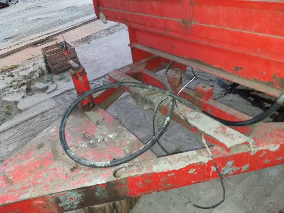 Przyczepa rolnicza jednoosiowa z kiprem