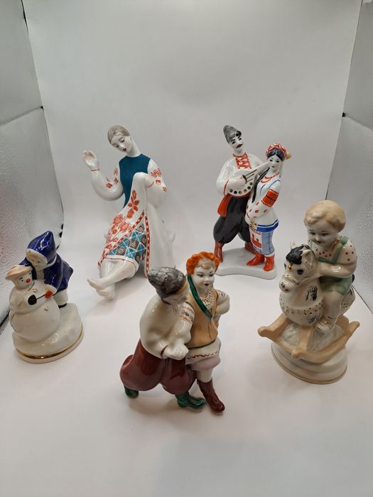 Статуетка. Статуэтка. Фарфоровая статуэтка.