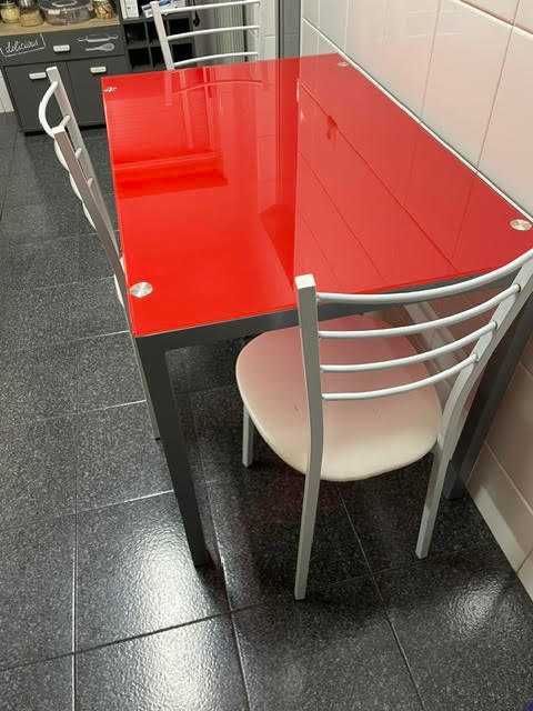 Mesa de cozinha com cadeiras