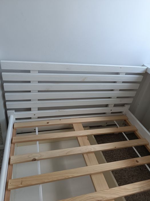 Łóżko białe ze stelażem i szufladami