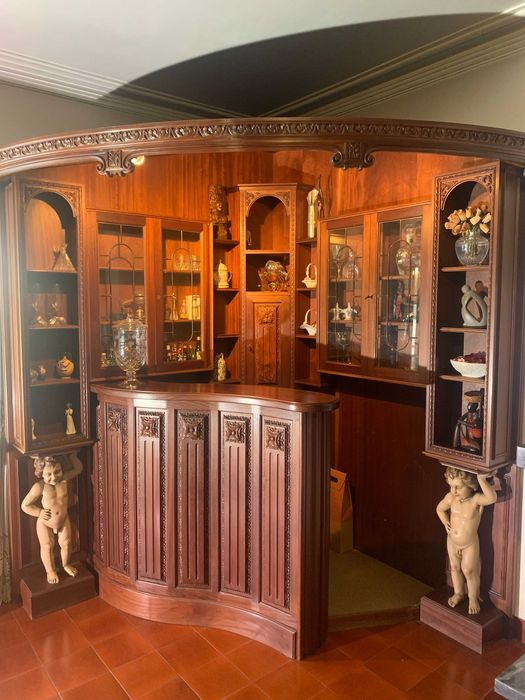 BAR DE SALA DE CANTO EM MADEIRA TALHADA COM 2 BANCOS