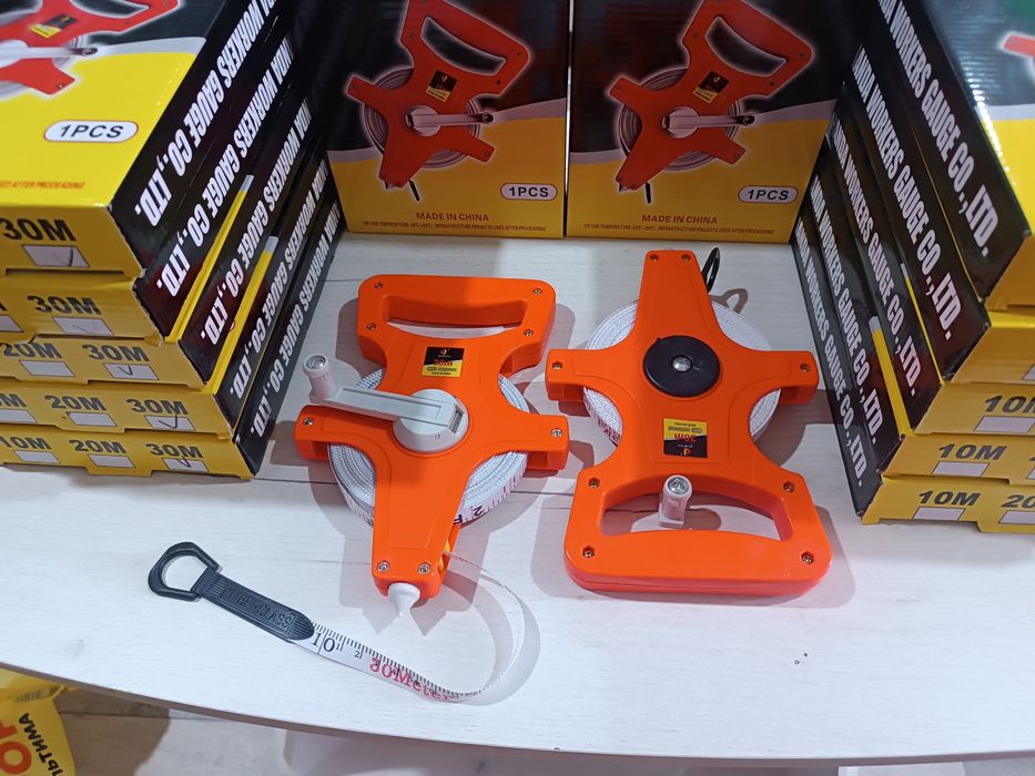 Ключ трещётка с торцевыми головками и другой ручной инструмент.