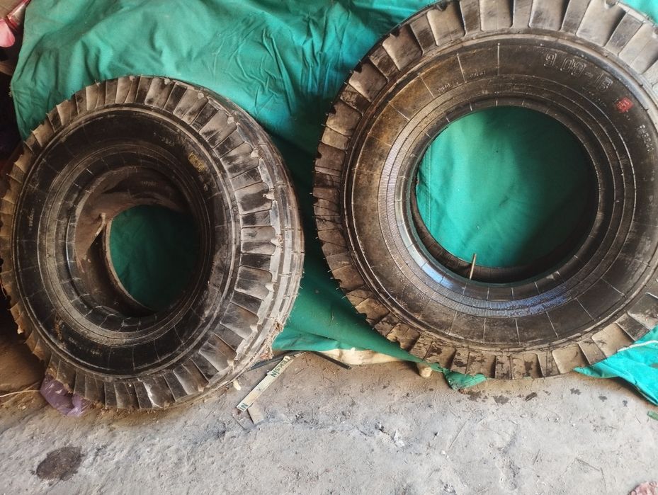 Шины от тракторного прицепа