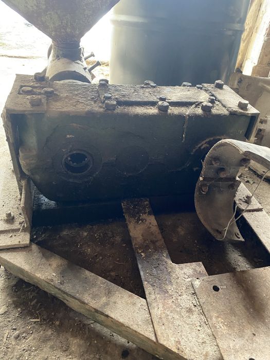 Редуктор для віджиму олії