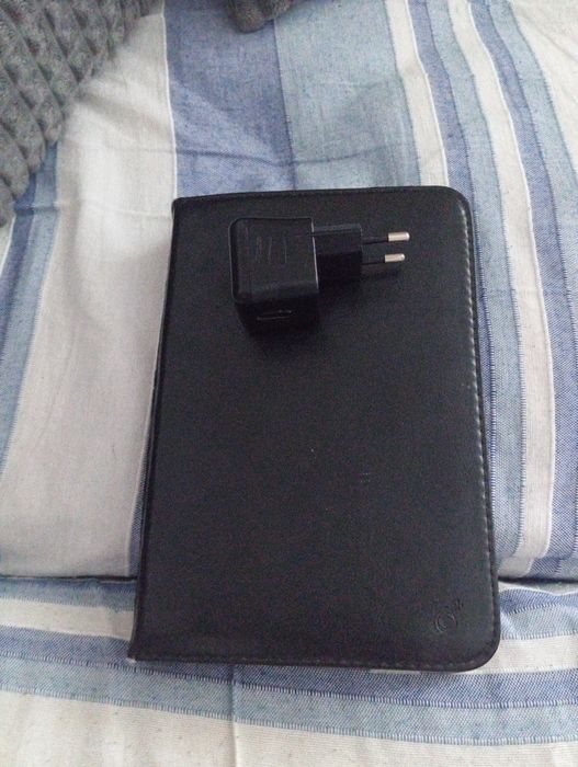 Tablet 7 polegadas. Com capa e carregador