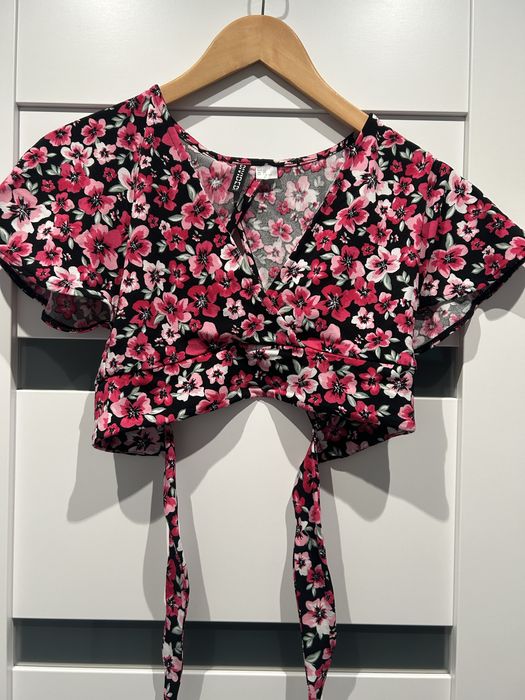 Krótki top w kwiaty