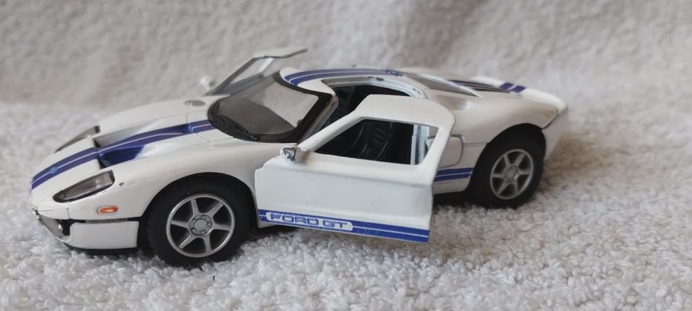 Kinsfunn Ford GT 2006 w skali 1/36