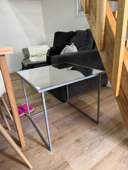 Mesa pequena de sala / sofá de metal e base espelho de vidro. Tampo 55 cm e altura 50 cm
