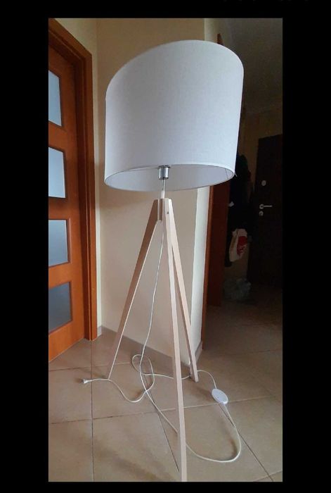 Lampa stojąca biała
