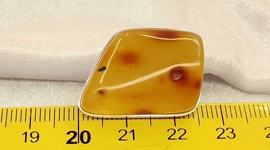 Srebrny pierścionek z bursztynem