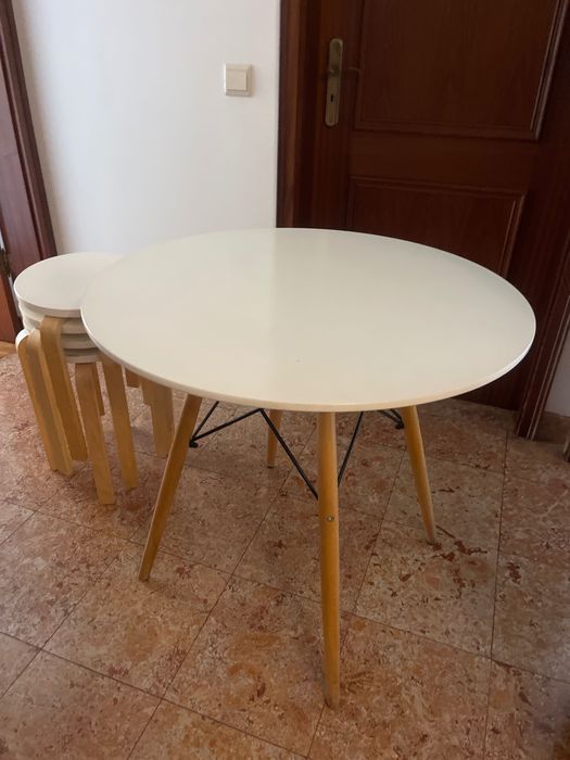 Mesa com 4 bancos em bom estado