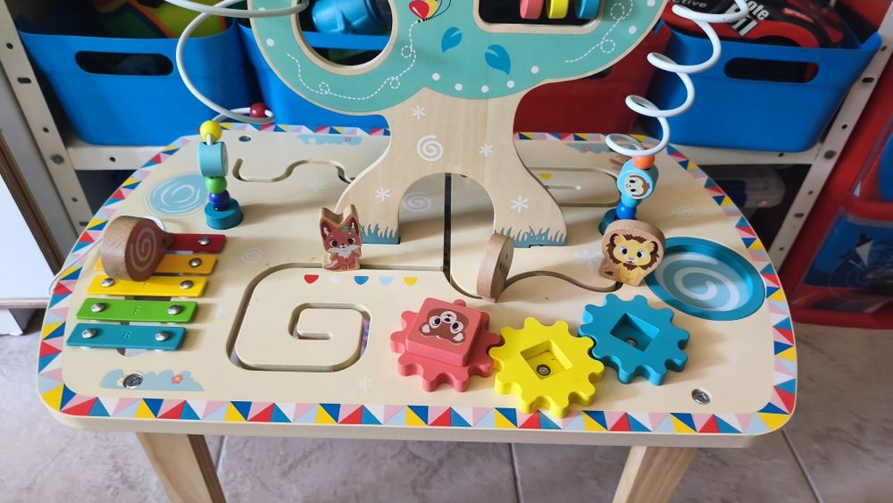 Mesa de actividades de madeira