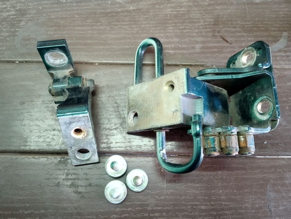 Петли передней пас двери Skoda Superb 1