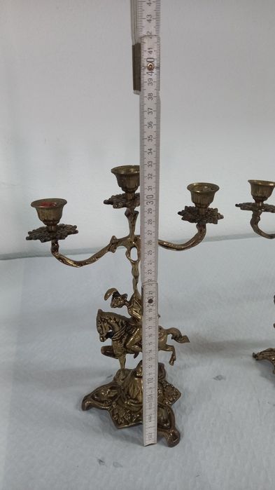 Par de Candelabros Vintage em Latão – Cavaleiro Medieval a Cavalo (3 Velas)