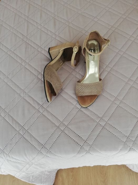 Sandálias de camurça beje