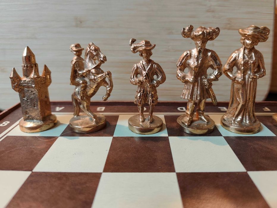 Jogo de xadrez, tabuleiro 42,5cmx42,5cm + 32 peças metal pesado