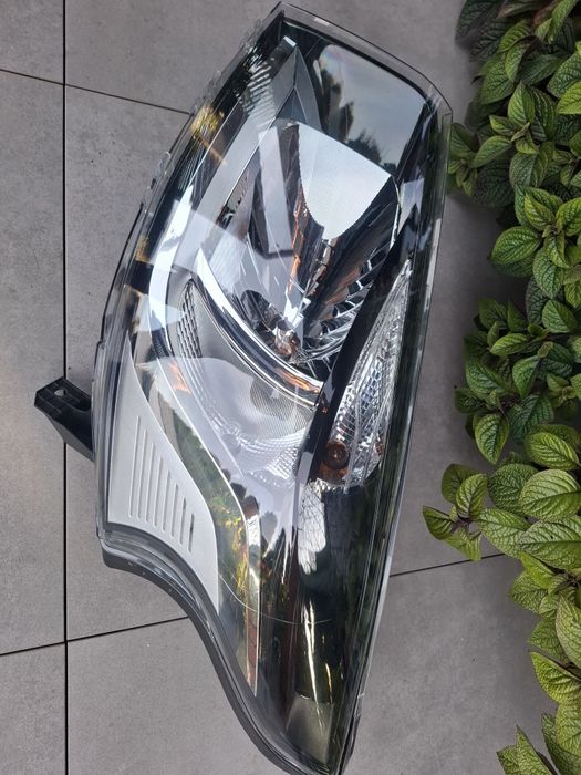 Sprzedam lampę do Opla Vivaro lewa przód 2016r.