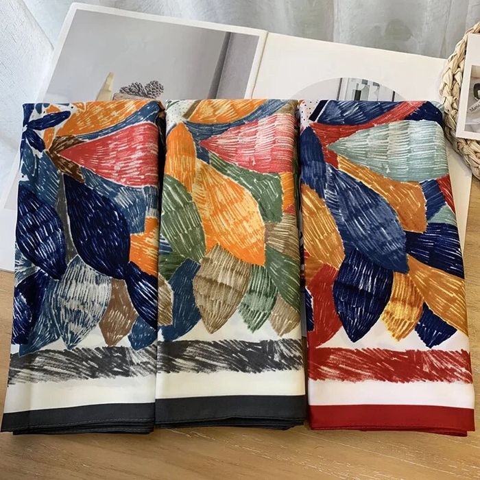 Платок з люксового штучного шовку хустка бандана накидка парео