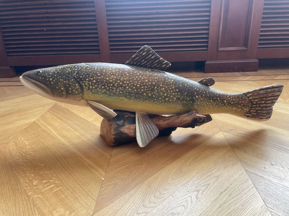 Drewniana rzeźba statuetka ryby pstrąg źródlany drewno duża