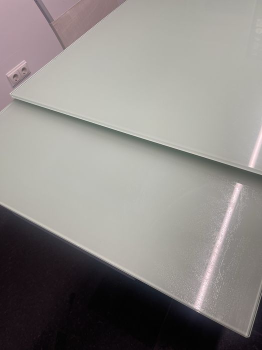 Mesa de cozinha, tampo em vidro, com 4 cadeiras