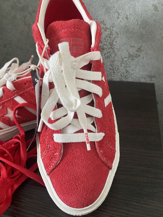 Замшевые красные кеды