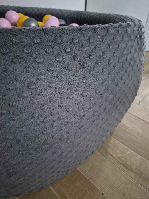 Suchy basem z piłkami