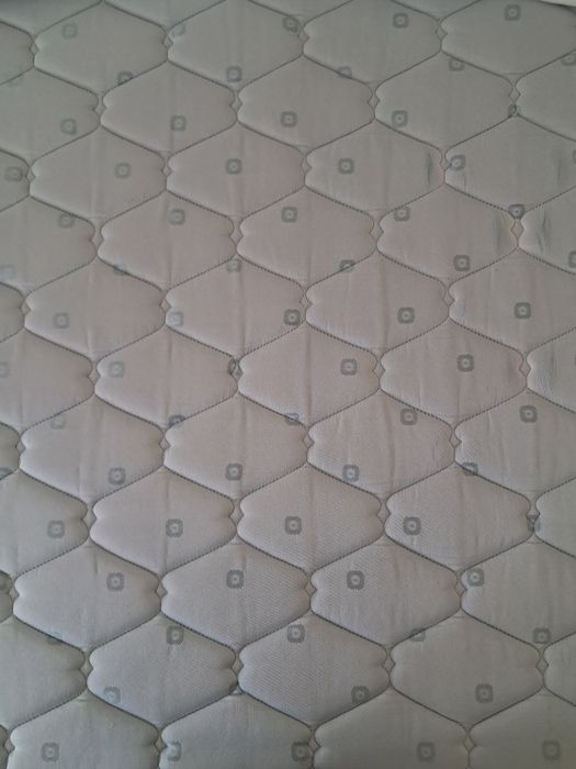 Cama e colchão  de solteiro (individual)