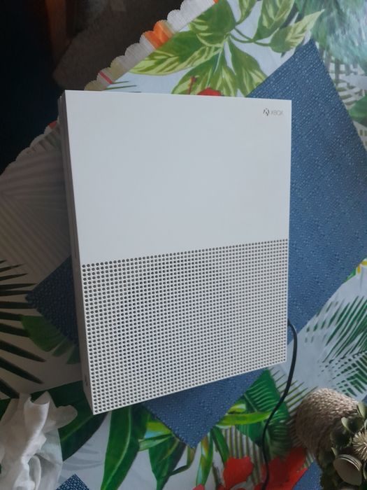 Xbox one s + pad  na sprzedaż