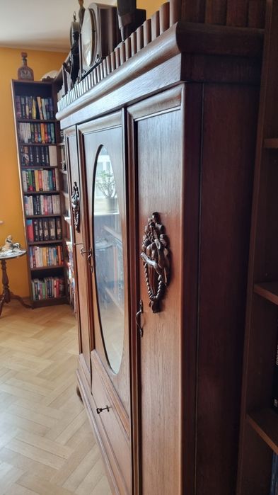 Biblioteka drewniana.