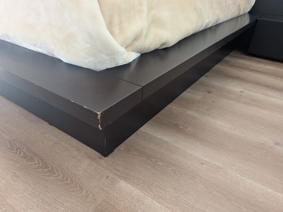 Cama de casal com colchão e mesas cabeceira