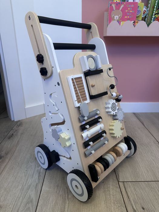 Drewniany chodzik pchacz biel szarość