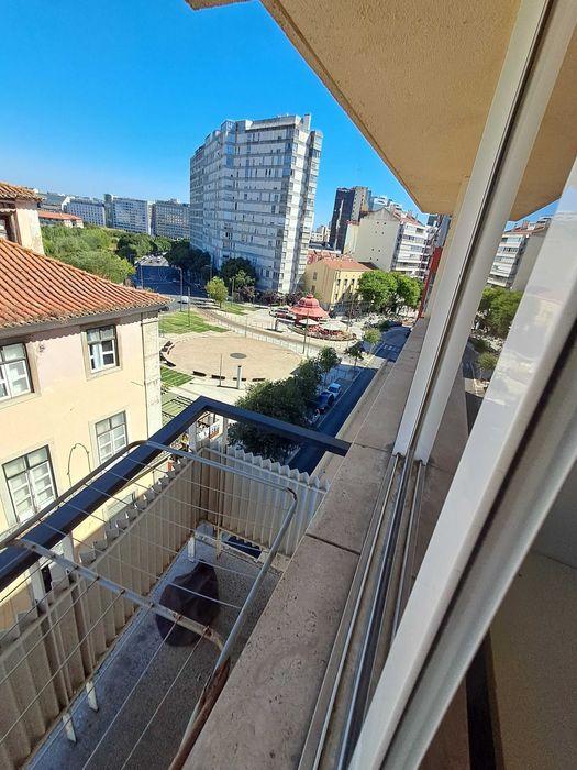 Quartos para CASAL. Centro Lisboa. Entrada IMEDIATA.