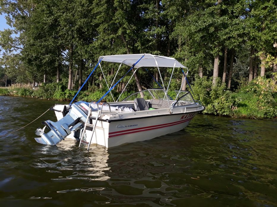 Łódź motorowa z przyczepą